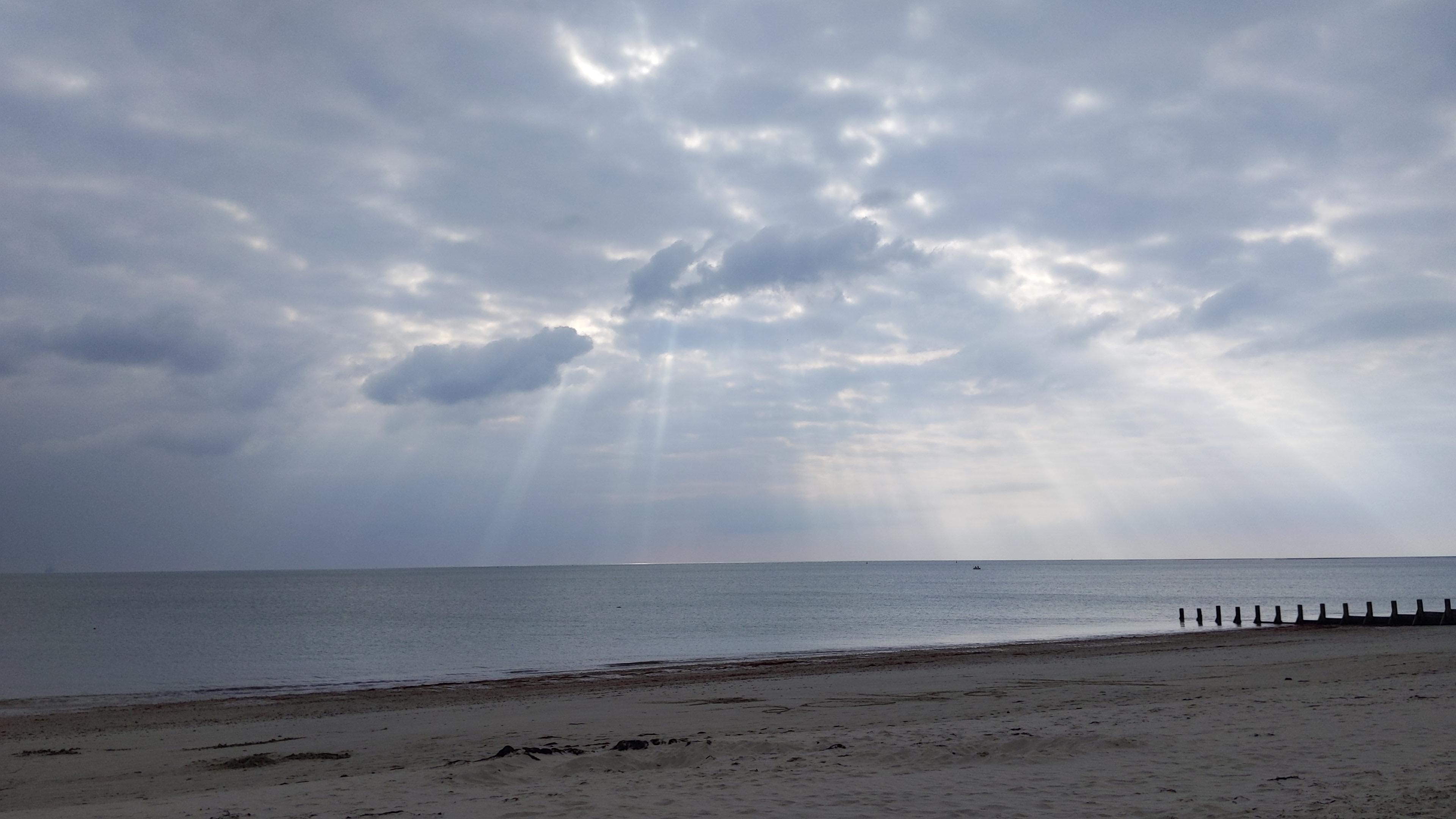 Un beau ciel ou le soleil darde ses rayons a travers les nuages. Noirmoutier, France